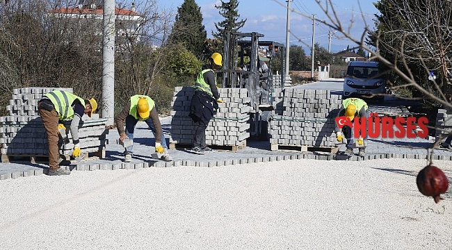 Döşemealtı Belediyesinden Yeşilbayır'a parke ve yol çalışması