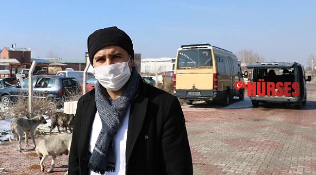 Esnaftan topladığı yiyecekleri sokak köpeklerine dağıtıyor