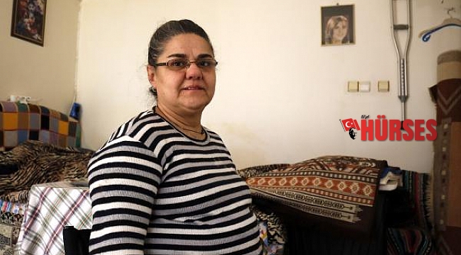 Eve çevirdiği tek odalı dükkanda yaşamını sürdürüyor