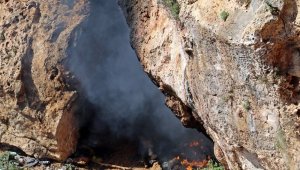 Falezlerdeki mağaradan çıkan siyah dumanlar itfaiye ve polisi alarma geçirdi