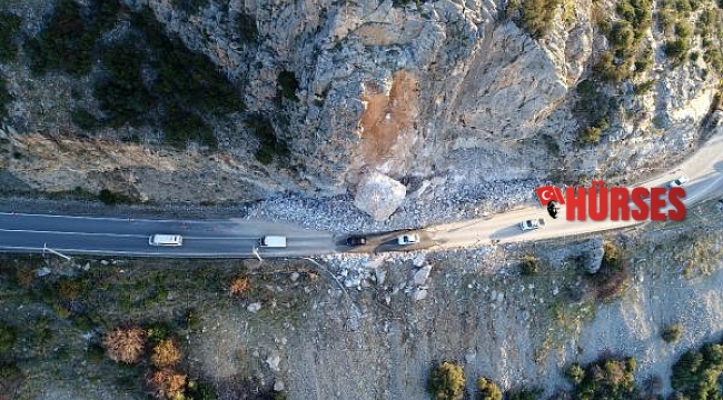 Heyelanda yolu kapatan dev kaya, 15 saatlik çalışmayla kırıldı