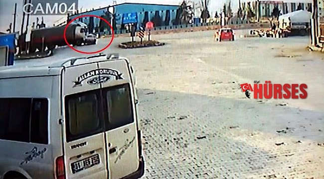 Kamyonun otomobile çarptığı kaza, kamerada