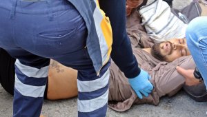 Kilitlediği aracın içinde kendini silahla vurdu