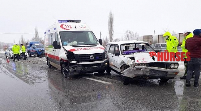 Otomobil ambulansla çarpıştı