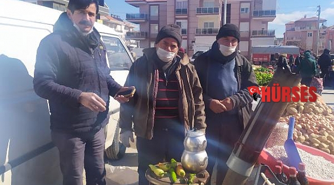 Pazarda soba kurup ısındılar
