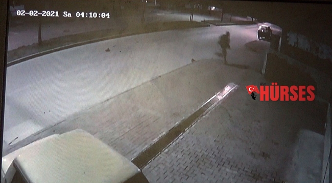 Polisten yalınayak kaçan azılı hırsız adliyeye polisin verdiği terliklerle çıktı