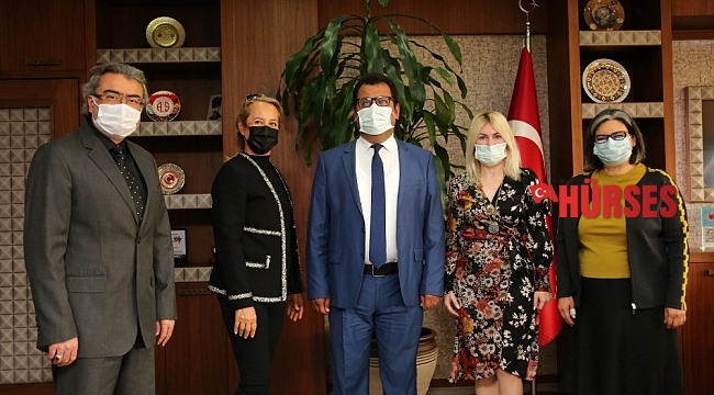 Rektör Özkan'a SivilAnT Projesine katkılarından dolayı plaket