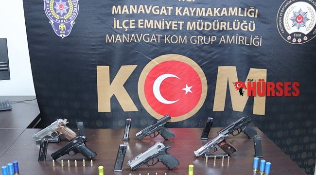 Sevgilisinin evine sakladığı silahlar polis baskınıyla bulundu