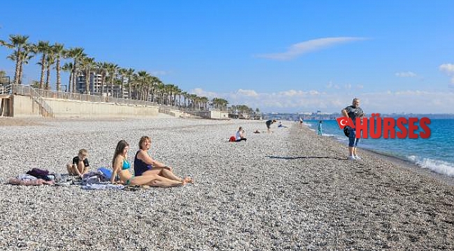 Turistler, Antalya'nın dünyaca ünlü sahilinin ve denizin keyfini sürdü