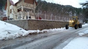 Alanya'da karla kapanan yollar açılıyor