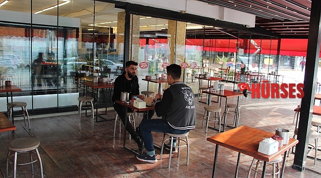Antalya'da kafe ve restoranlar yüzde 50 kapasiteyle hizmete başladı