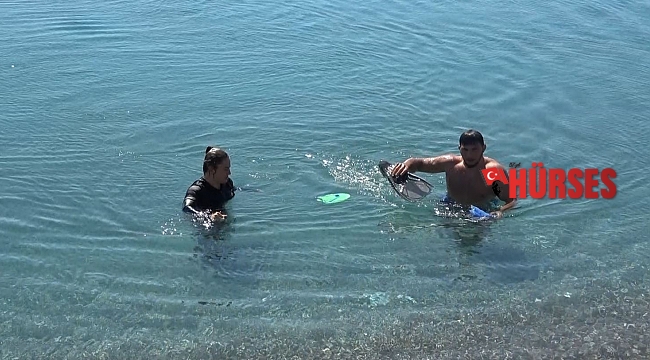 Antalya'da karlı dağların gölgesinde deniz keyfi