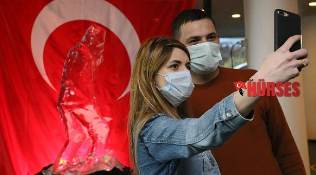 Atatürk'ün efsane pozunun buzdan heykeli yapıldı
