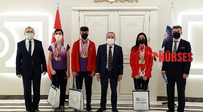 Başkan Böcek başarılı sporcuları ağırladı