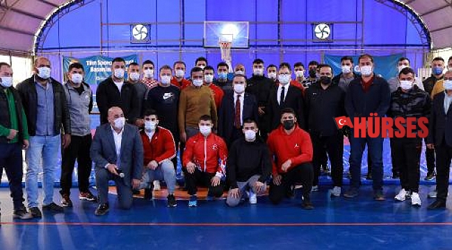 Başkan Böcek'ten güreşçilere ziyaret
