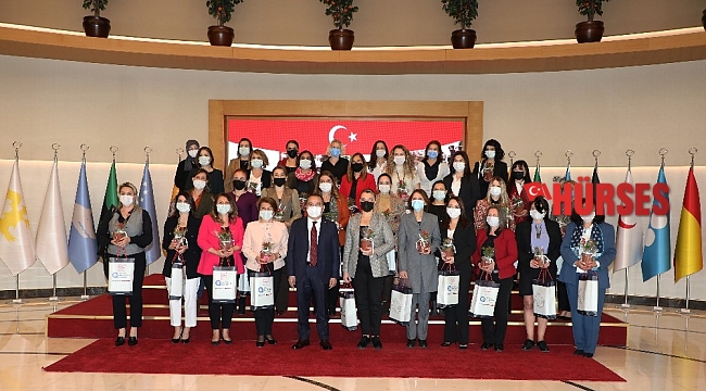Başkan Böcek'ten kadın personele çiçekli kutlama