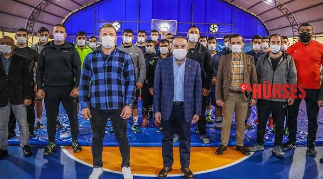 Başkan Böcek'ten 'manevi oğlum' dediği Balaban'a destek