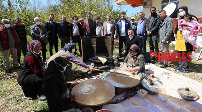 Başkan Tütüncü, Ünsal sakinleriyle gözleme pişirdi