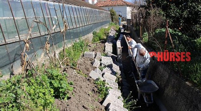 Büyükşehir Finike'de sulama kanalları etrafına duvar örüyor
