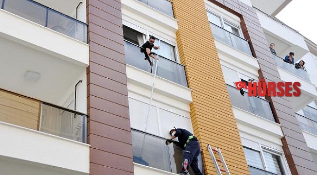 Camla panjur arasında sıkışan güvercin, imeceyle kurtarıldı