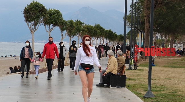 Cumartesi kısıtlamasının olmadığı Antalya'da sahil ve park yoğunluğu