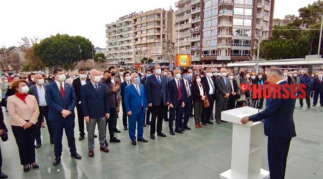 Cumhuriyet Meydanı'nda anıta çelenk
