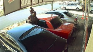 Düz kontakla galeriden otomobil çaldılar