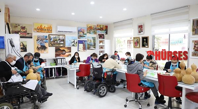 Engelsiz Sanat Atölyesi'nde çalışmalar sürüyor