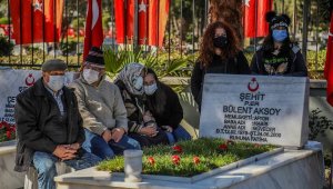 Şehitlikte duygusal anlar; 'Dayanılacak gibi değil'