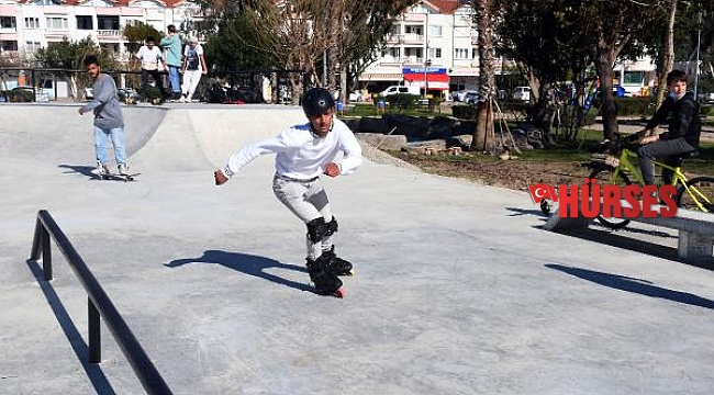 Gençler, Kemer'in ilk skate parkında eğleniyor