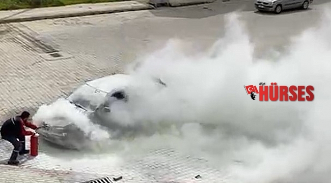 Hareket halinde alev alan otomobili, vatandaşlar söndürdü