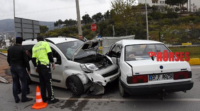 İki otomobil çarpıştı: 1 yaralı