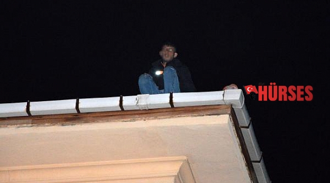 İntihara kalkışan genci polis çatının ucundan çekip aldı