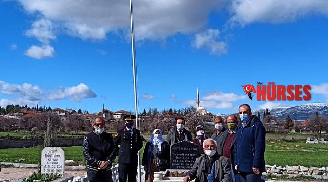 Jandarma, şehit öğretmenin mezarını yeniledi