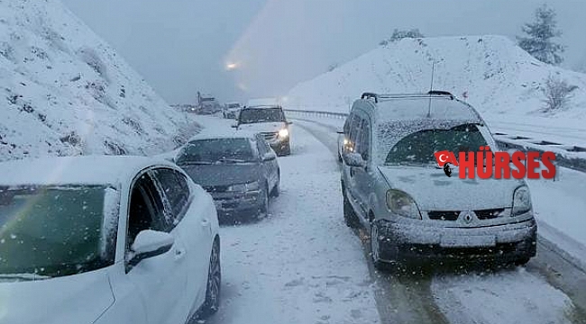 Kar, Antalya- Denizli karayolunda ulaşımı olumsuz etkiledi