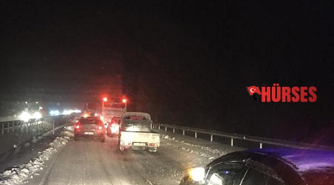 Karda yolda kalan, 5 aylık bebekleri olan aileye sağlık ekipleri yardım etti