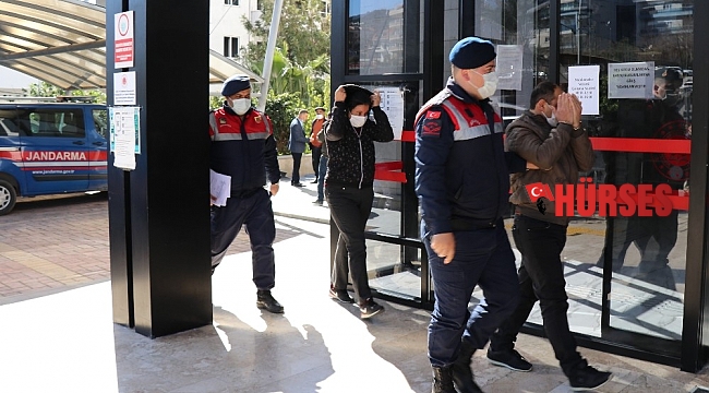 Karı-koca alışveriş yapıyor gibi hırsızlık yaptı