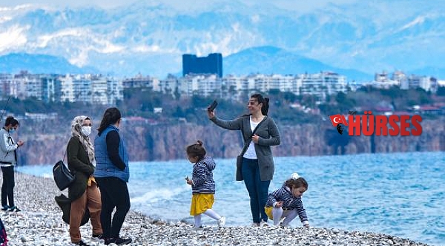 Karlı dağ manzarasında deniz keyfi