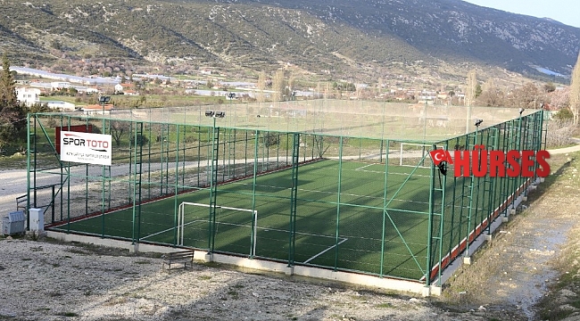 Kaş'ta 4 mahalleye halı saha