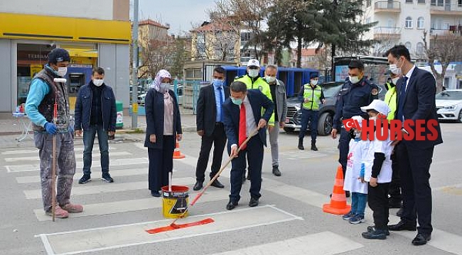 Korkuteli'de yaya geçitlerine 'kırmızı çizgi' uygulaması