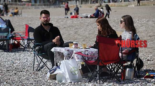 Masasını sandalyesini kapan sahile koştu