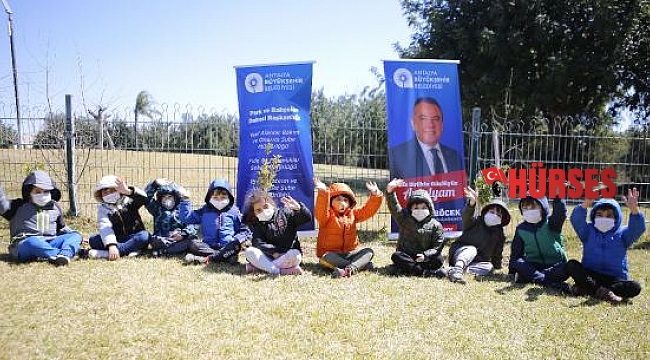 Minik eller fidanları toprakla buluşturdu