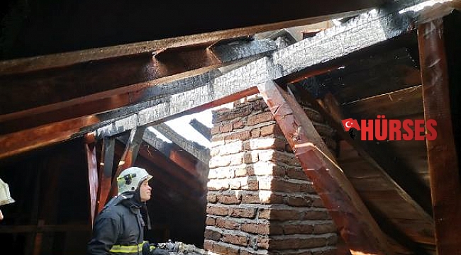 Okul çatısındaki yangın büyümeden söndürüldü