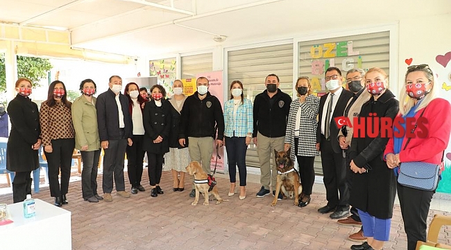 Polis eşleri, görme engelli çocuklarla bir araya geldi