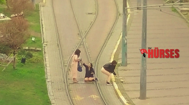 Tramvay yolunda selfi çılgınlığı