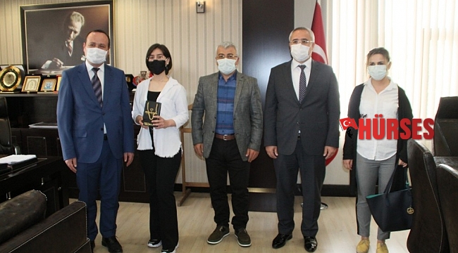 Türkiye 7.'si Fatma Nur Sezgen'e Kaymakam Yiğit'ten ödül