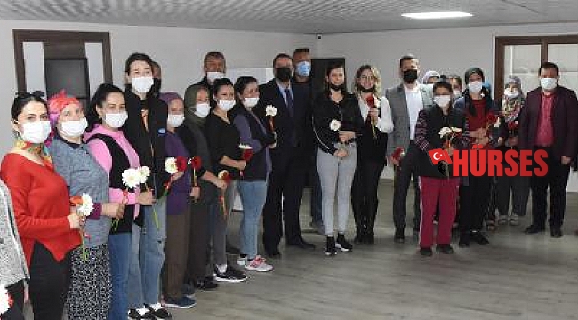 Üretici kadınlara çiçek ve baklava