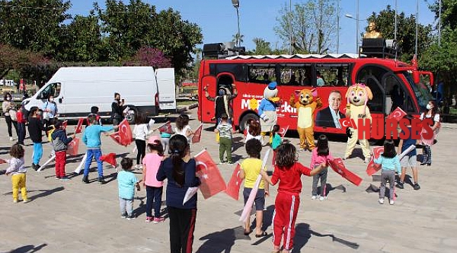 23 Nisan mobil konseri Kumluca ve Finike'yi şenlendirdi