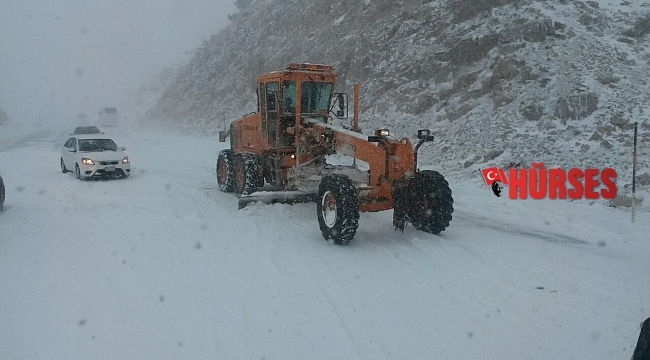 Antalya-Konya karayolunda kar kalınlığı 50 santime ulaştı