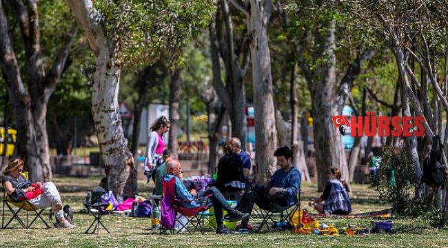 Antalya'da, 82 saatlik kısıtlama öncesi sahil keyfi